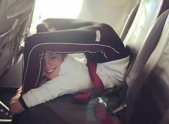 Шокирующая гибкость: гимнастка показала, как можно путешествовать в самолете, закинув ноги за голову   
