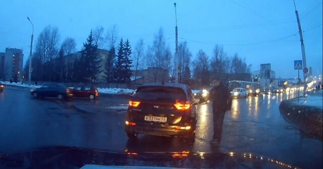 Конфликтная семейка устроила ДТП на перекрестке с круговым движением в Великом Новгороде