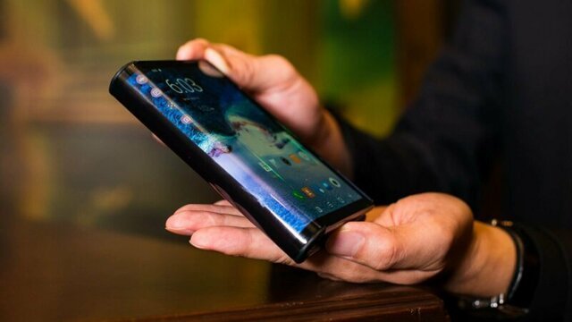 Samsung представил новый смартфон с шестью камерами и гибким экраном