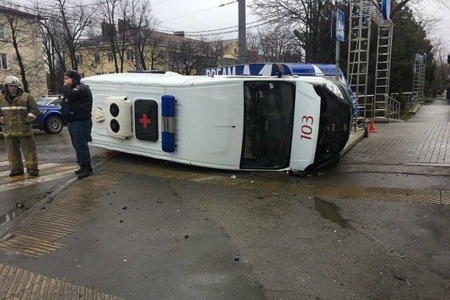 Авария дня.  В ДТП со "скорой" в Краснодаре пострадали семь человек