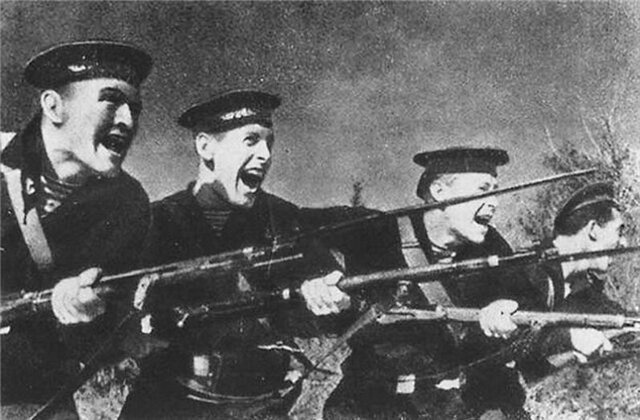Советский солдат в штыковом бою Великой Отечественной