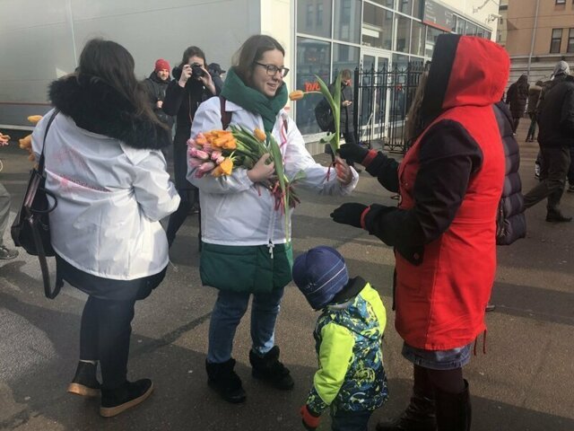 На Московском вокзале в Петербурге волонтеры дарят женщинам цветы