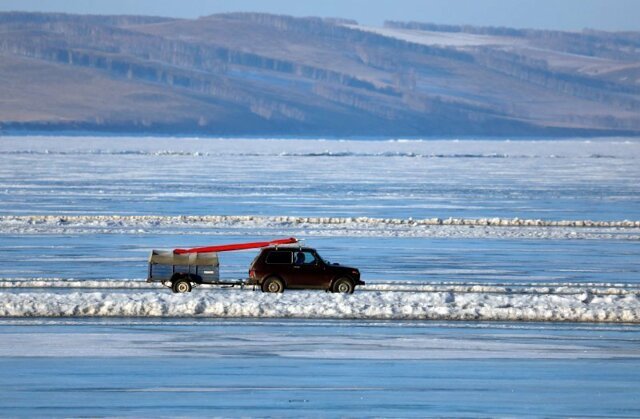 Замерзшая автострада: британцев поразили ледовые переправы в Сибири