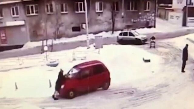 В Екатеринбурге автомобилистка избила маму с коляской и прокатила ее на капоте