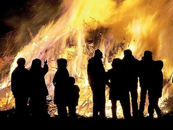 Тушу шатуна-людоеда сожгли на огромном костре в центре деревни