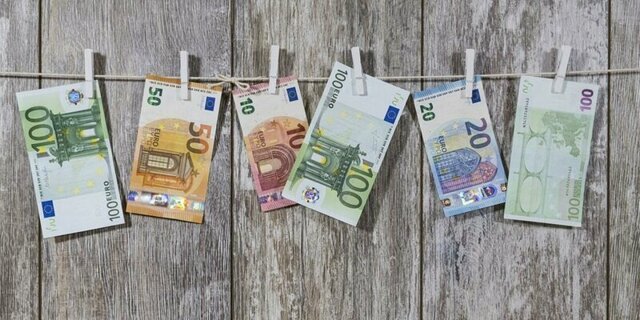 Загадочный испанский «Робин Гуд» оставляет конверты со 100 евро под дверями жителей деревни