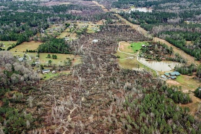 Дом, уцелевший во время разрушительного торнадо