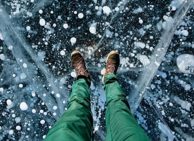 Российский фотограф снял удивительные ледяные узоры Байкала