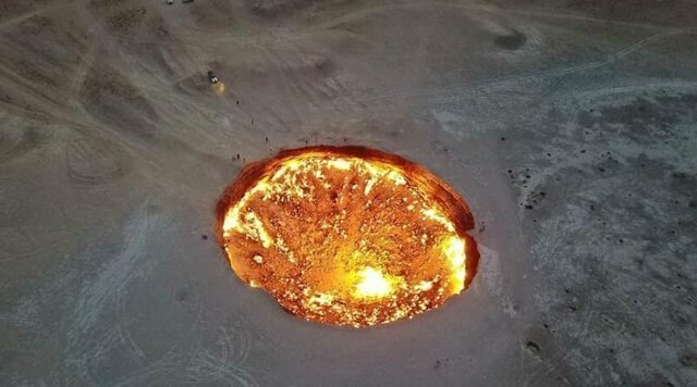 Дрон снял удивительное видео кратера по прозвищу «Дверь в преисподнюю», горящего более 40 лет