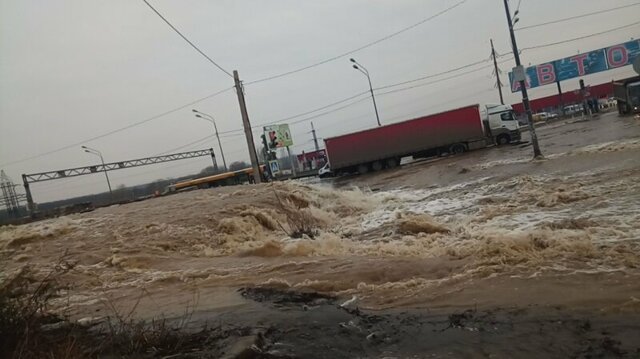 И снова потоп: в Воронеже часть окружной превратилась в реки и водопады
