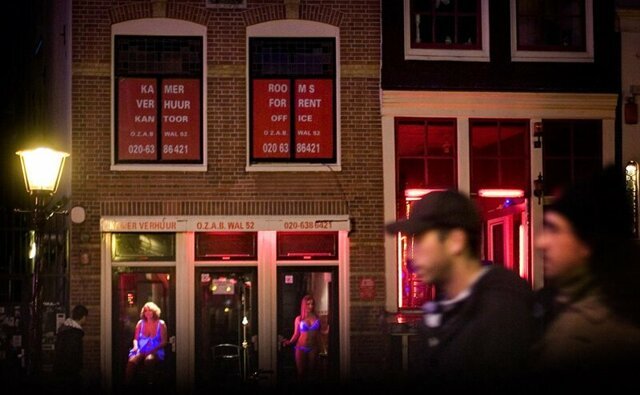 Власти Амстердама запретят экскурсии по кварталу красных фонарей