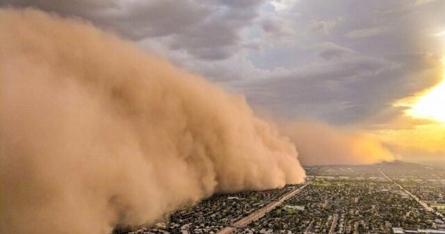 Из кабины вертолета: впечатляющие снимки песчаной бури, наступающей на город