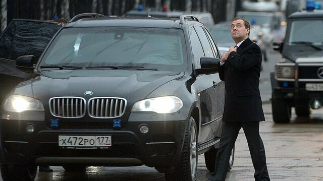 Депутат заявил, что чиновники заслужили дорогие автомобили
