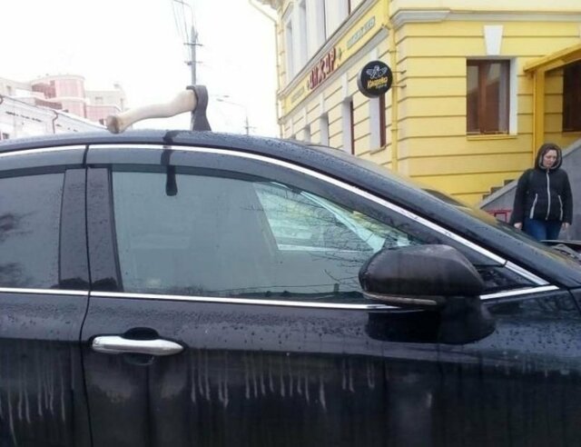 В Томске неизвестный мститель пробил топором крышу новенькой Тойоты