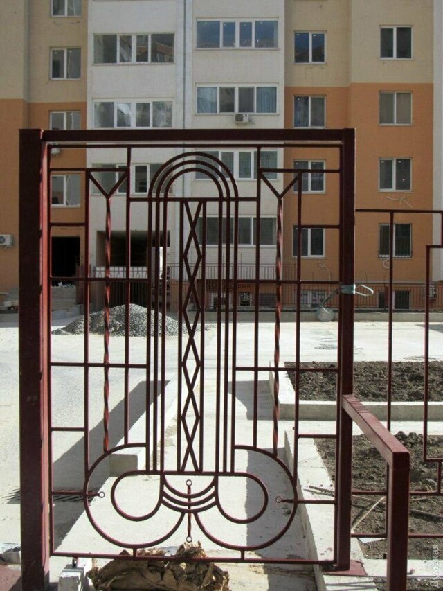 Скандальным воротам в Одессе сделали «обрезание»