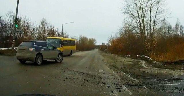 Проскакун на красный едва не влетел в автобус