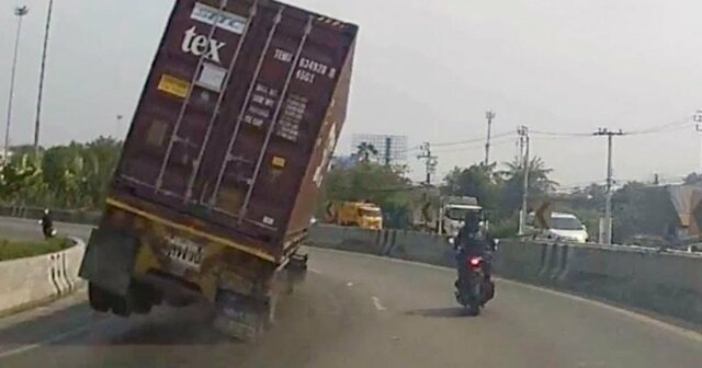 В Таиланде мотоциклиста едва не раздавило транспортным контейнером