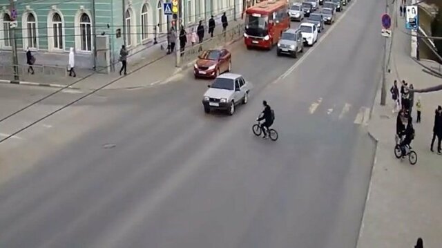В центре Рязани парень на велосипеде влетел в машину