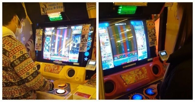 Начинающий геймер и азиат играют в игровой автомат 