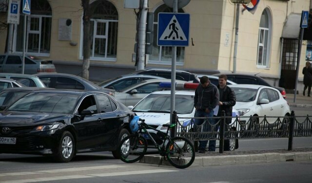 В Калуге пьяный велосипедист врезался в машину депутата городской думы