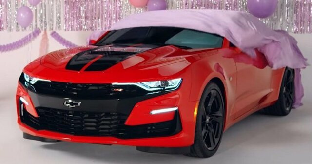 Компания Chevrolet поздравила Ford Mustang с 55-летием шуточным роликом