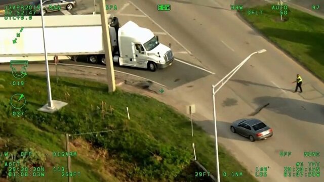 Видео захватывающей полицейской погони за наркоторговцем во Флориде снятое с вертолета