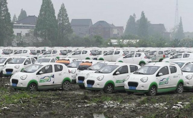 Площадка в Китае, где ржавеют сотни прокатных электромобилей