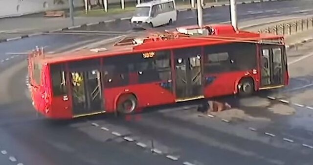 В центре Ярославля троллейбус сбил женщину и уехал с места ДТП