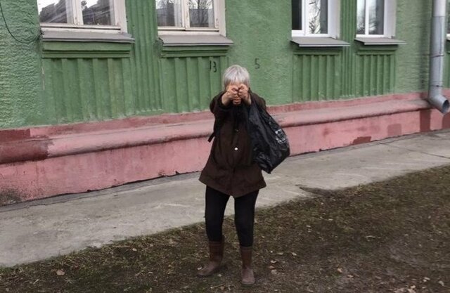 Пожилая женщина убила бельчонка на глазах у прохожих в Новосибирске