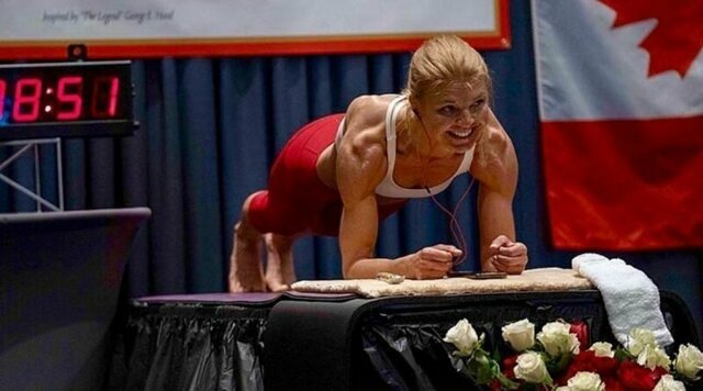 Женщина, державшая планку в течение 4 часов, смогла установить новый мировой рекорд