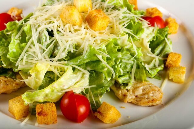 Почему салат назвали именем Цезаря?