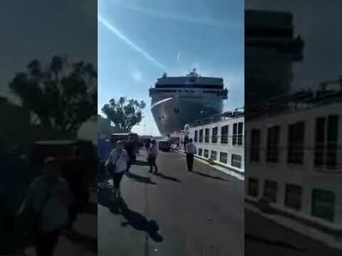 Круизный лайнер протаранил туристическое судно в Венеции