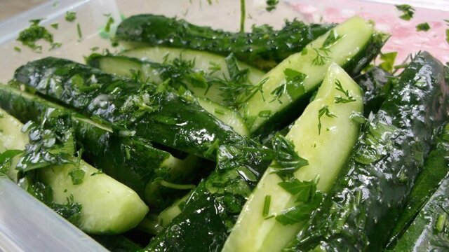 Малосольные Огурцы - быстрый салат за 10 минут