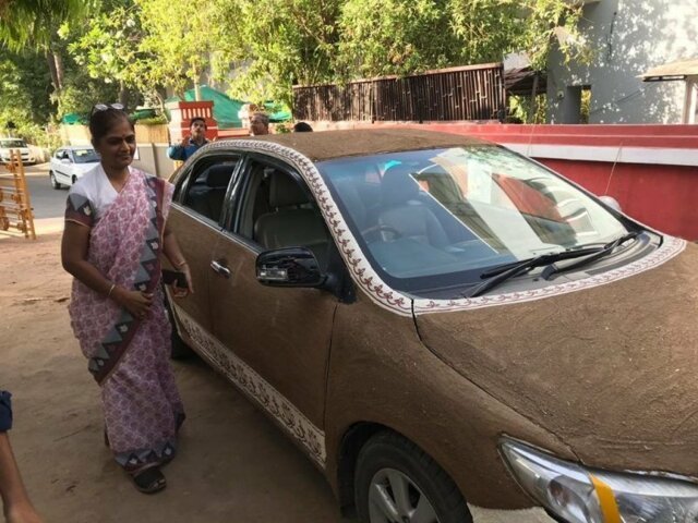 В Индии женщина покрыла свой автомобиль коровьим навозом и больше не пользуется кондиционером