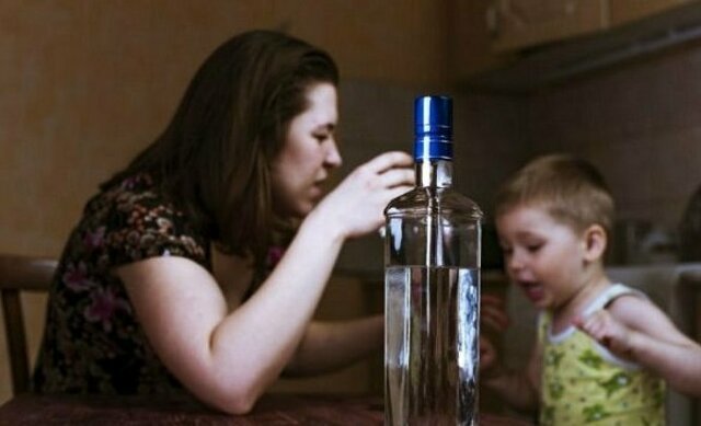 Мать заперла детей в квартире и уехала в другой город пить водку