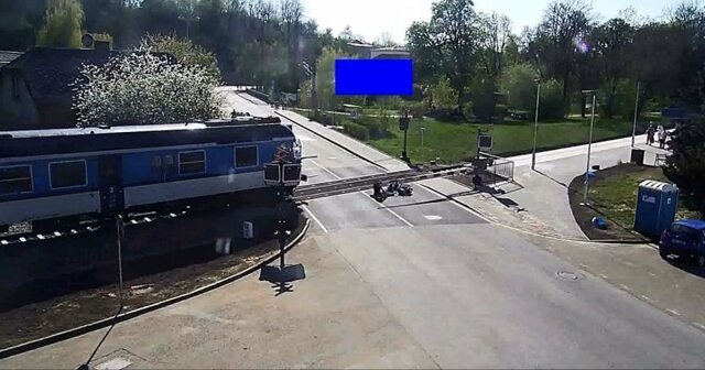 В Чехии очевидец оттащил упавшего пенсионера с путей за несколько секунд до приезда поезда