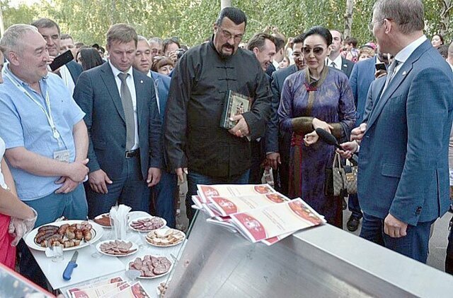 Стивен Сигал в Башкирии попробовал местную колбасу и кумыс