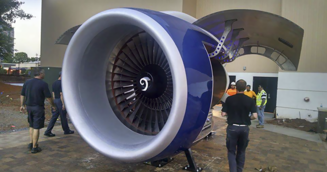 Авиатехники превратили двигатель Boeing 757 в гриль