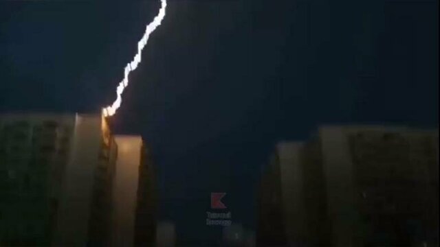 Молния ударила в жилой дом в Краснодаре: видео