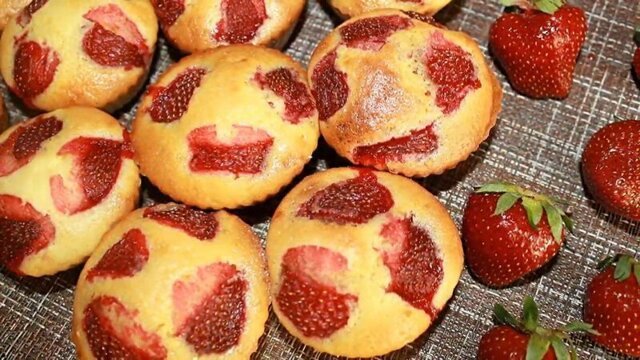 Кексы с ягодами клубники из теста на кефире