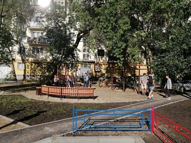 Жители дома в Екатеринбурге заявили, что «Единая Россия» присвоила себе ремонт их двора