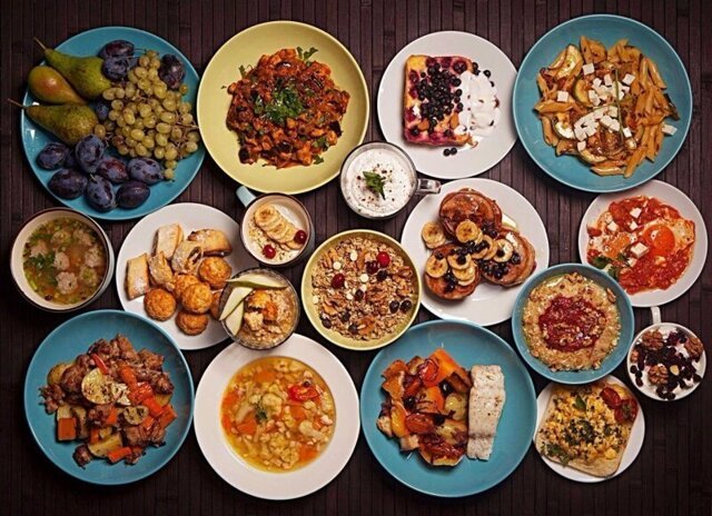 Кормили протухшим мясом и тараканами