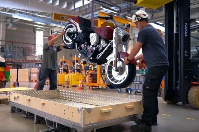 Полноразмерный Harley-Davidson Fat Boy, собранный из кубиков Lego