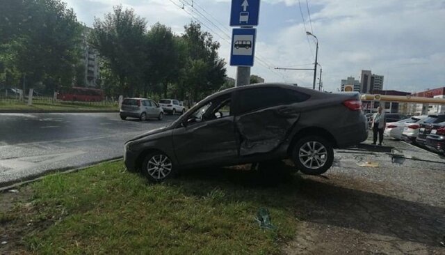 Авария дня. В центре Казани Lada столкнулась с автовозом