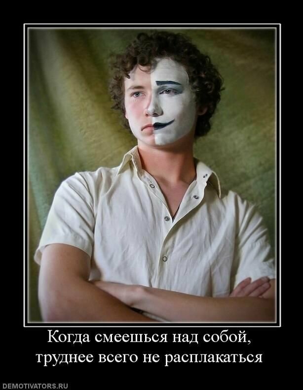 Пара смеется. Человек это то над чем он смеется. Он что смеется над ней. Он что смеется над ней. Люди смеются в кинотеатре.