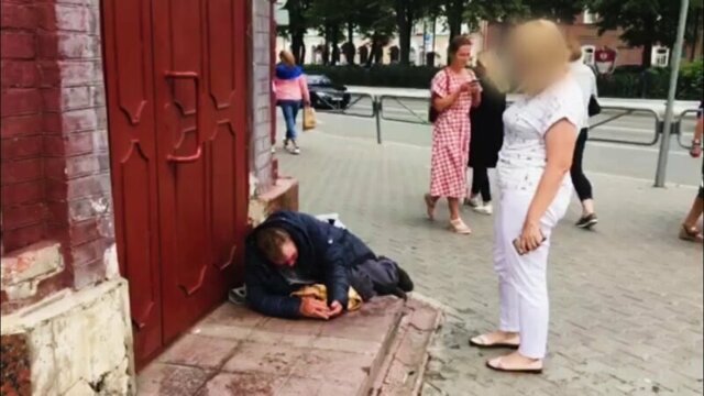 Избившую бездомного российскую чиновницу уволили