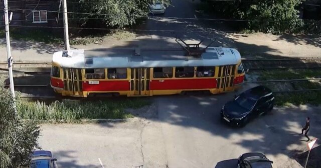 Не проскочил перед трамваем в Барнауле