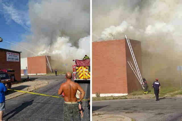 Пожарные поставили лестницу, чтобы еноты смогли безопасно сбежать с горящего склада