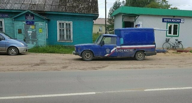 Разваливающаяся машина «Почты России» попала на видео, водитель уволен