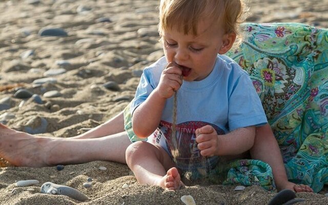 Почему ребенок ест песок?